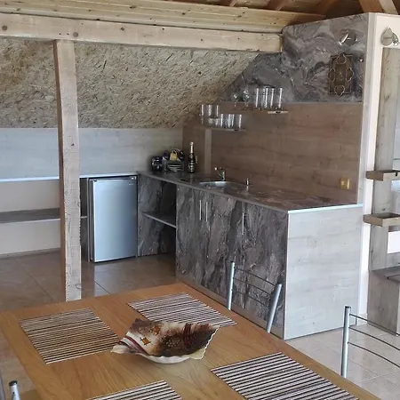 Eleonor Πανσιόν *