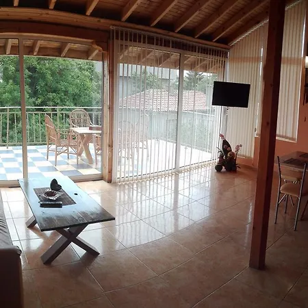 Πανσιόν Eleonor *